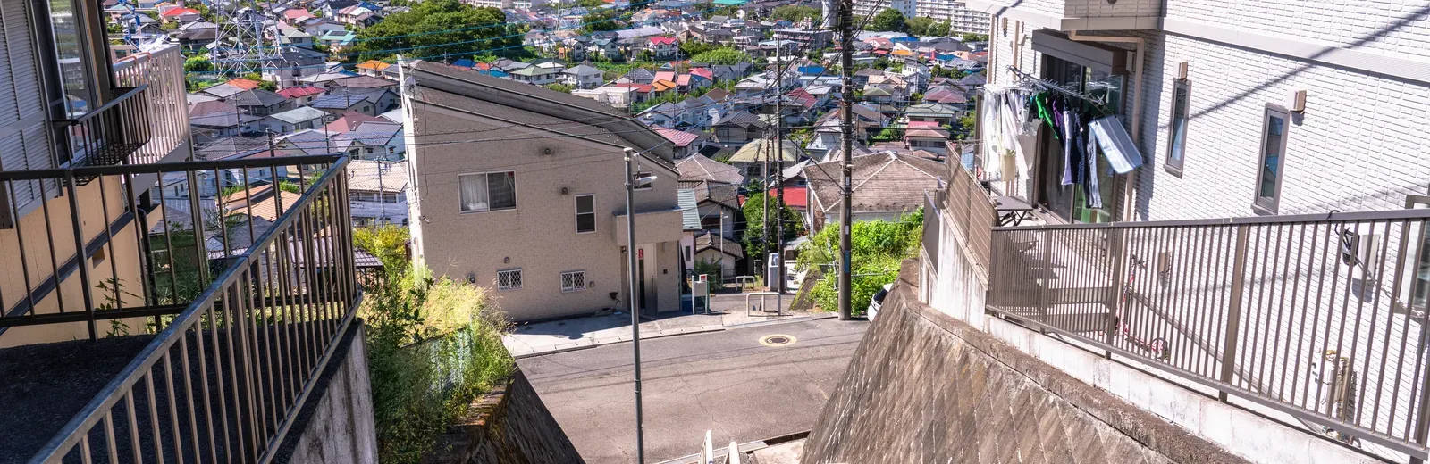 坂のある住宅街の眺め