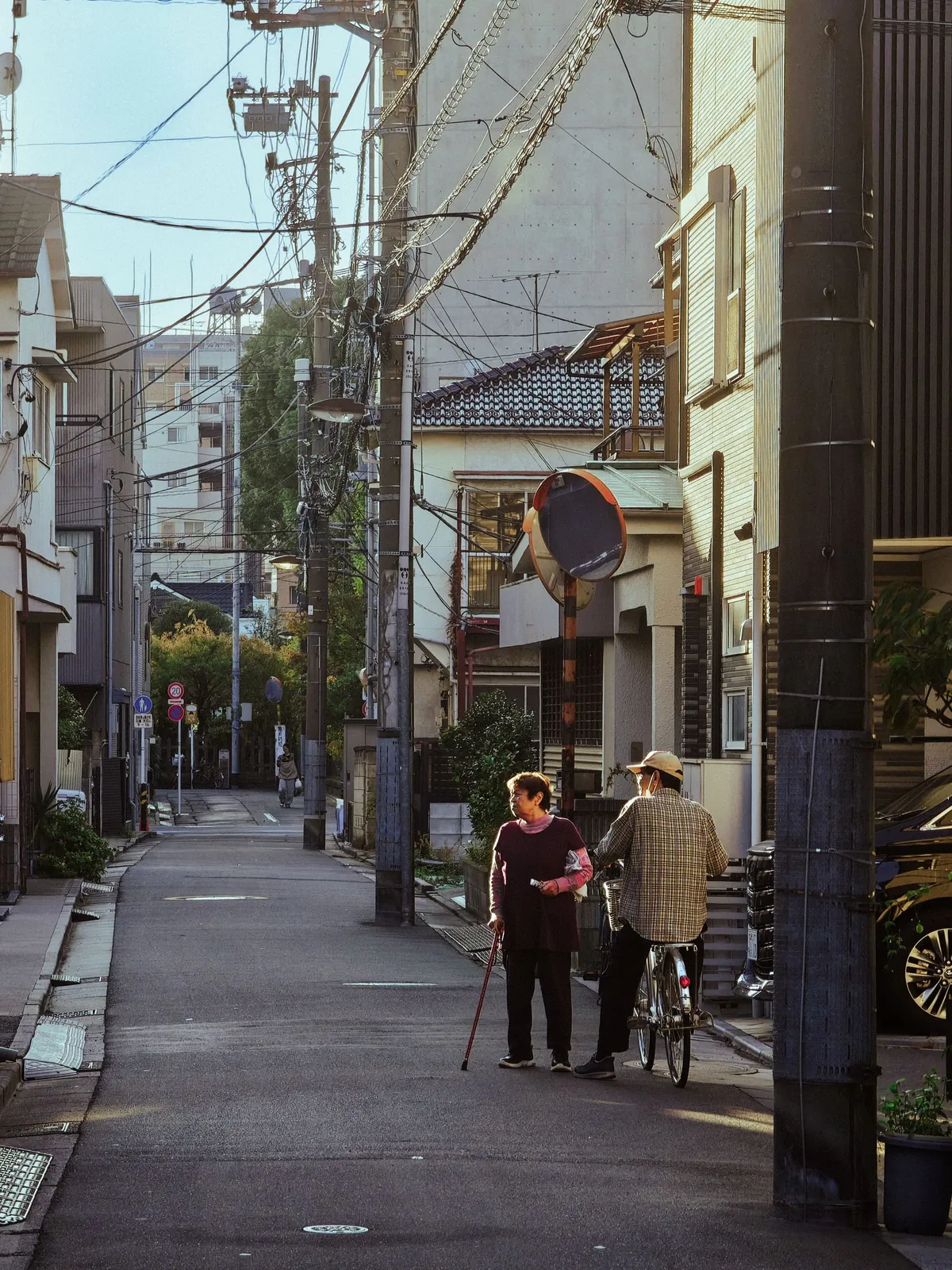 路地を歩く年配の二人