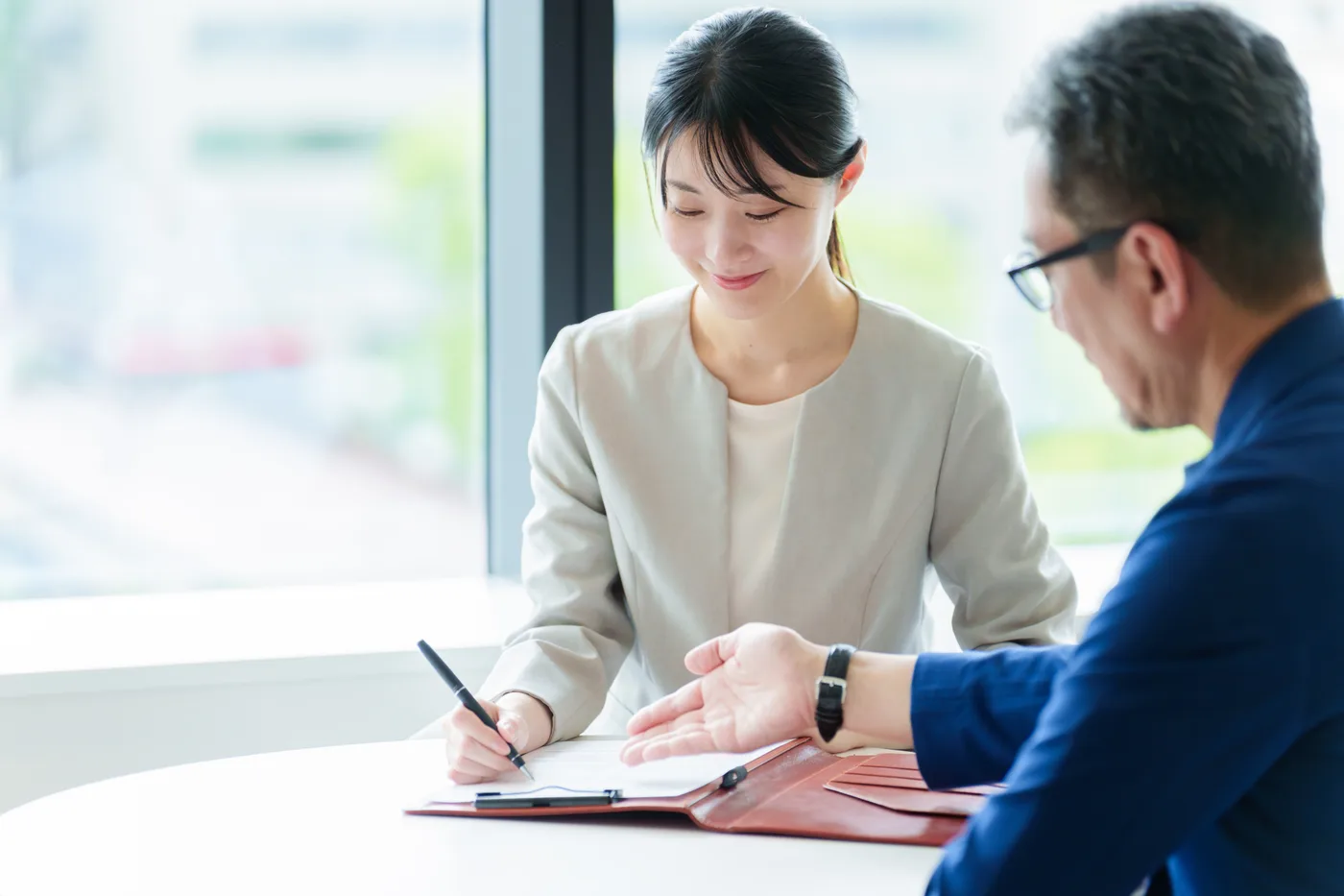 面談で書類に記入する様子